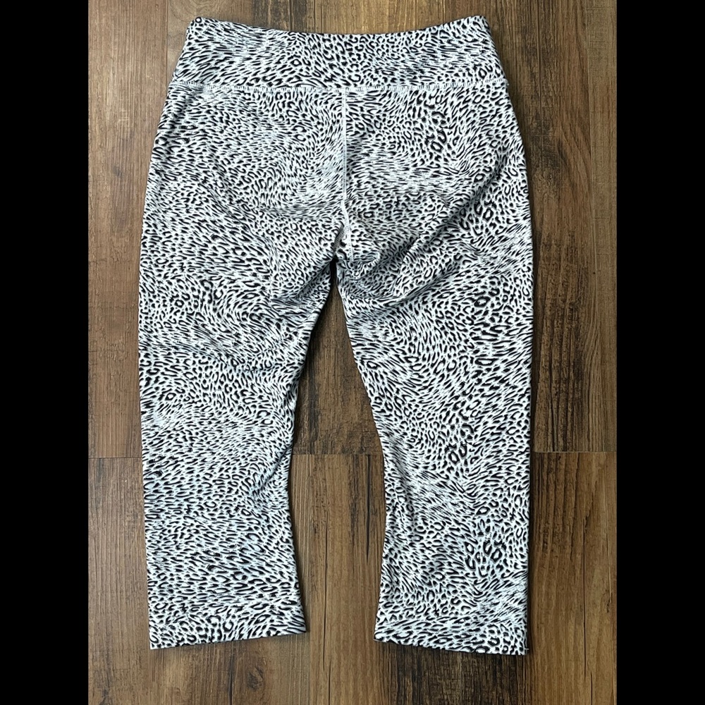 REEBOK White Snow Leopard Print Capri Leggings M - Picture 8 of 9